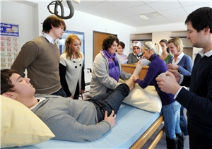 3.4 Ausbildung Junge Menschen bei praktischen Übungen zur Krankenversorgung